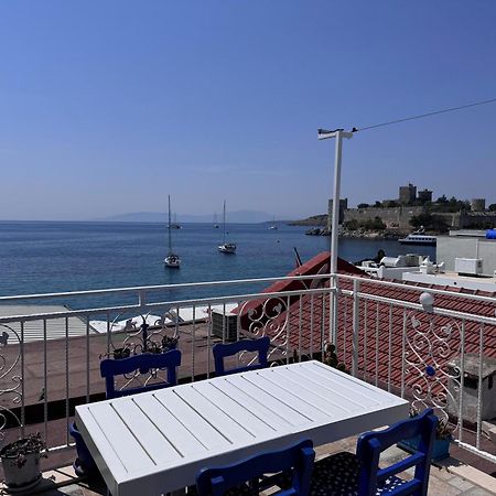 White And Blue Bodrum Bagian luar foto