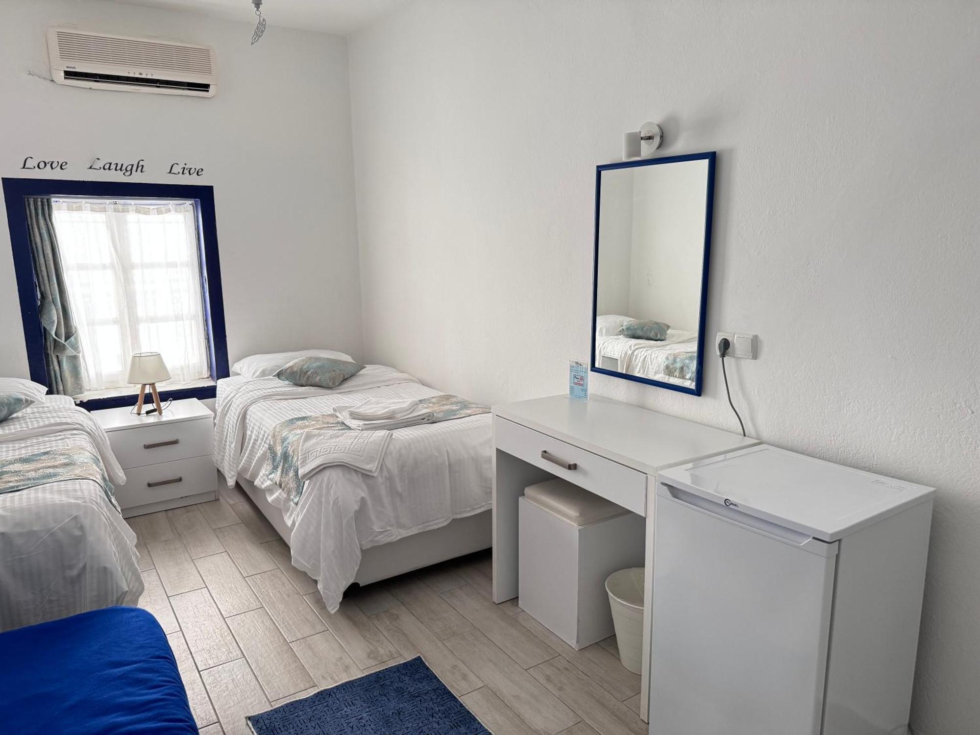 White And Blue Bodrum Bagian luar foto