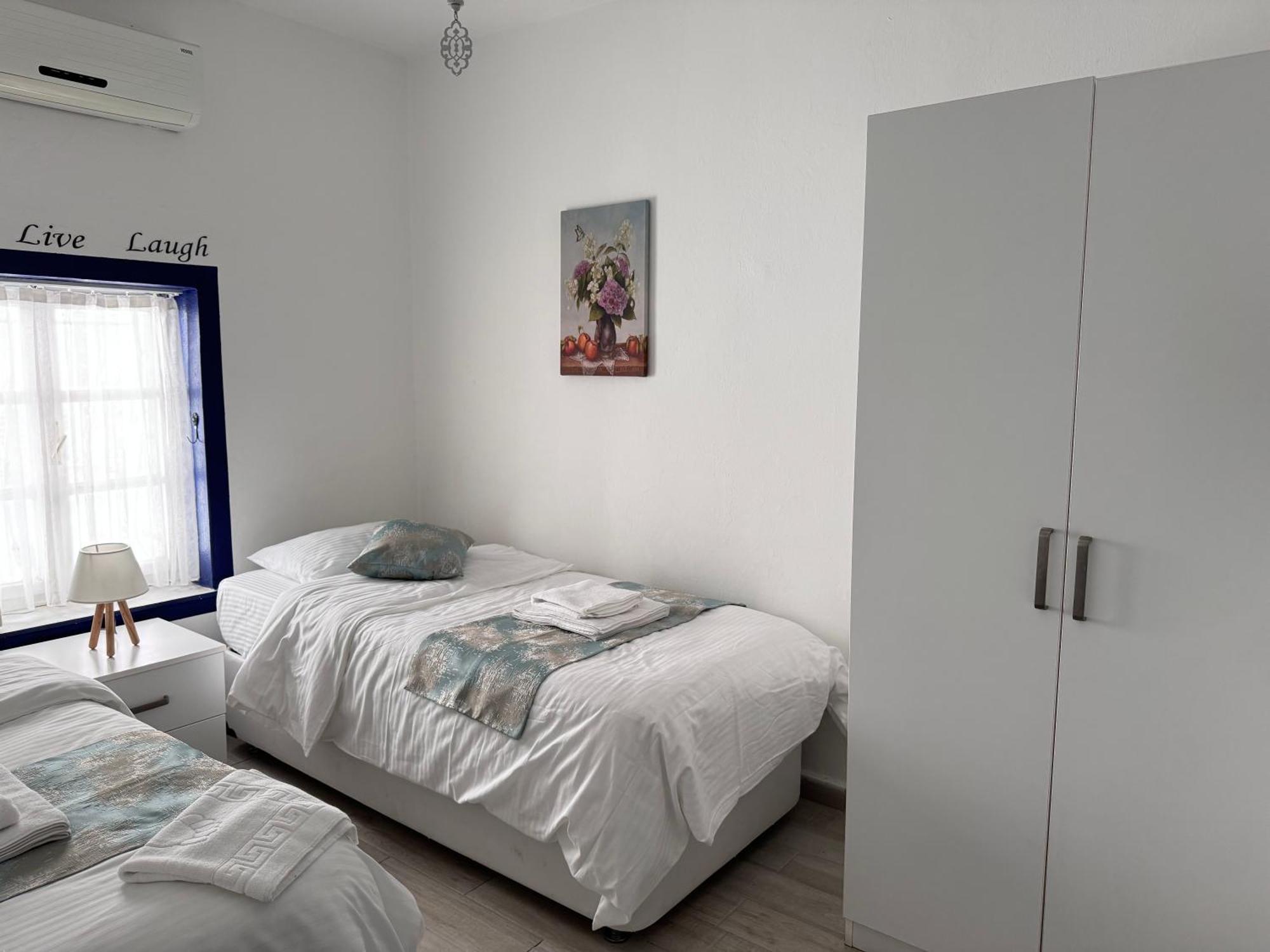White And Blue Bodrum Bagian luar foto