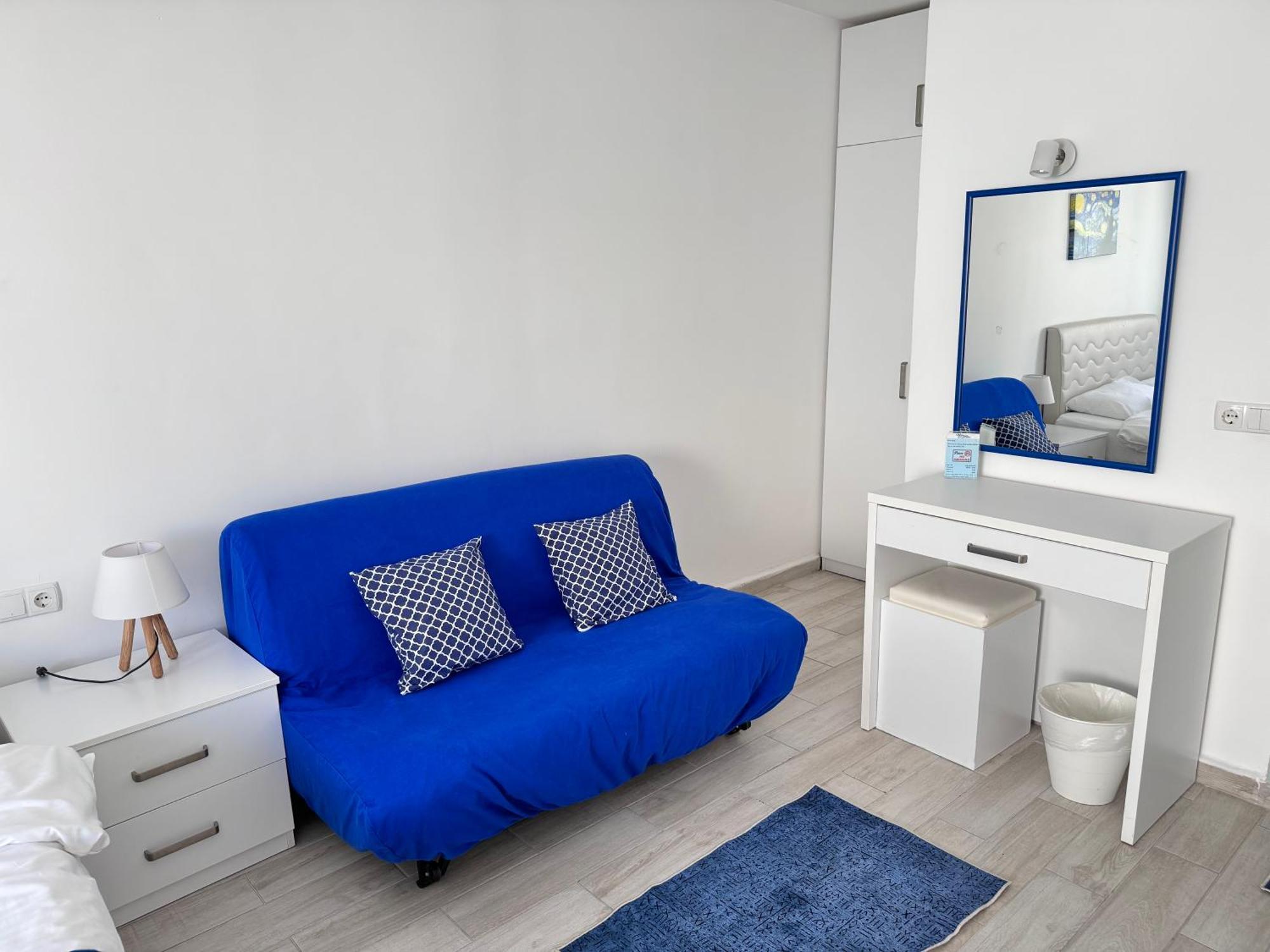 White And Blue Bodrum Bagian luar foto