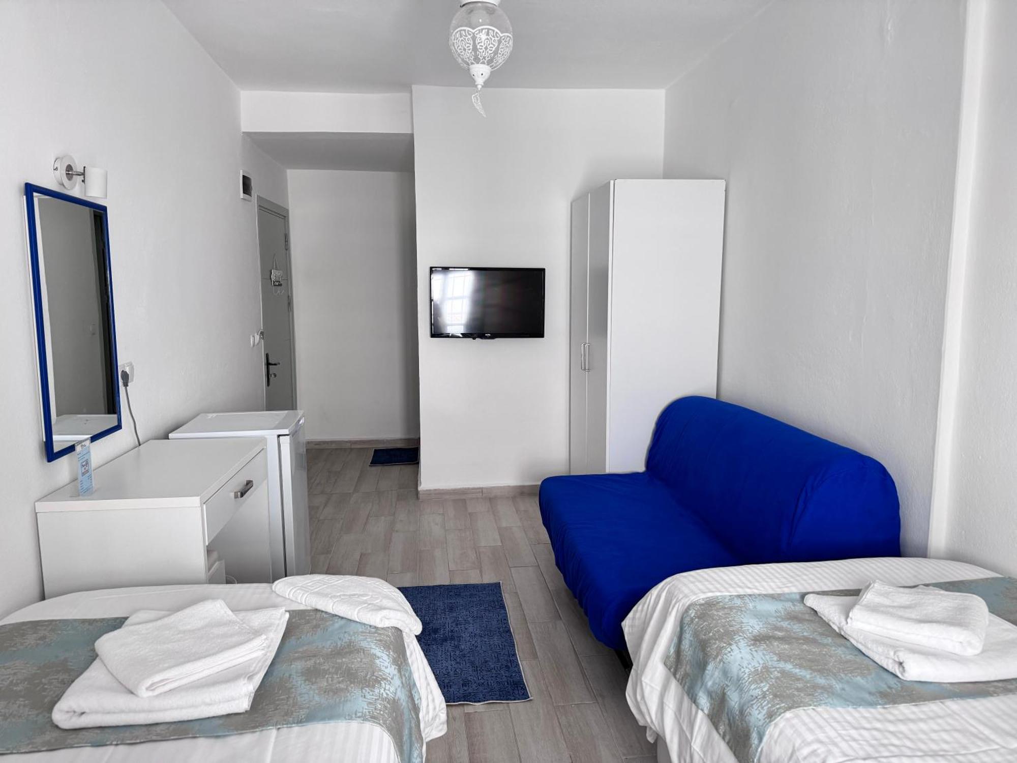 White And Blue Bodrum Bagian luar foto