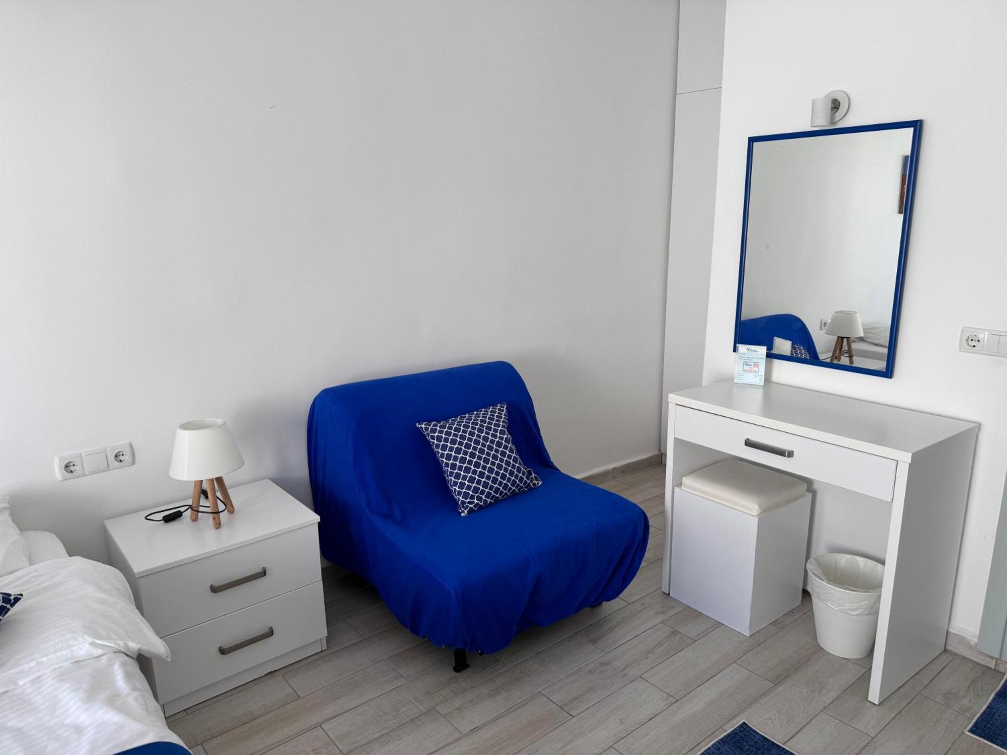 White And Blue Bodrum Bagian luar foto