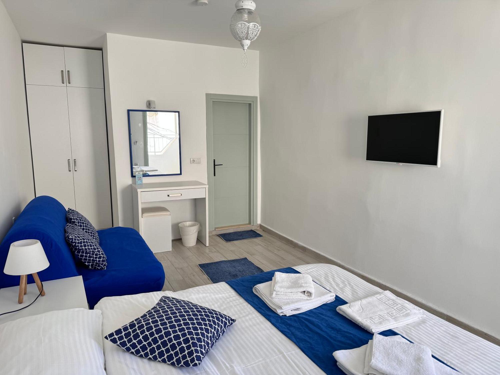 White And Blue Bodrum Bagian luar foto