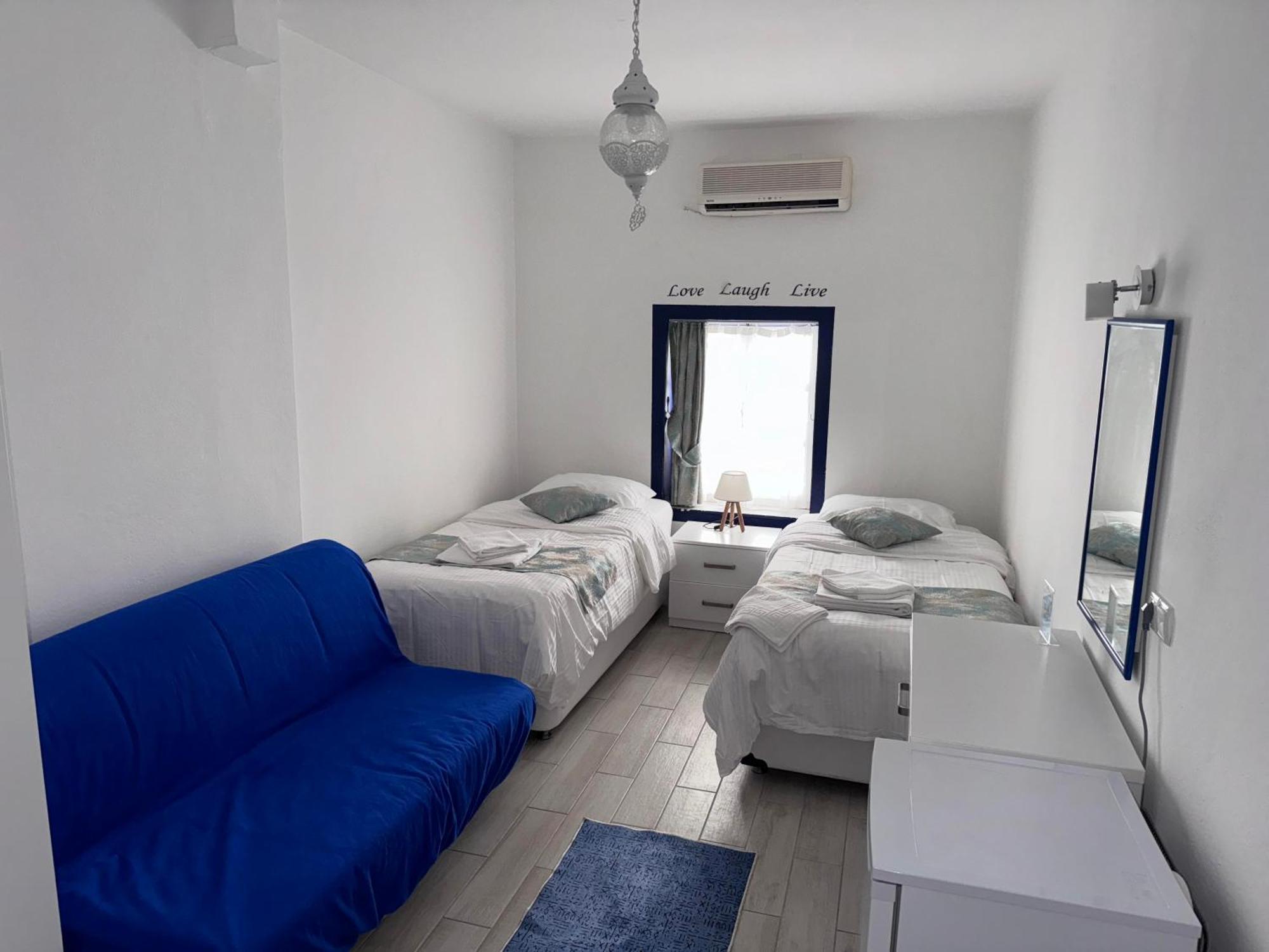 White And Blue Bodrum Bagian luar foto