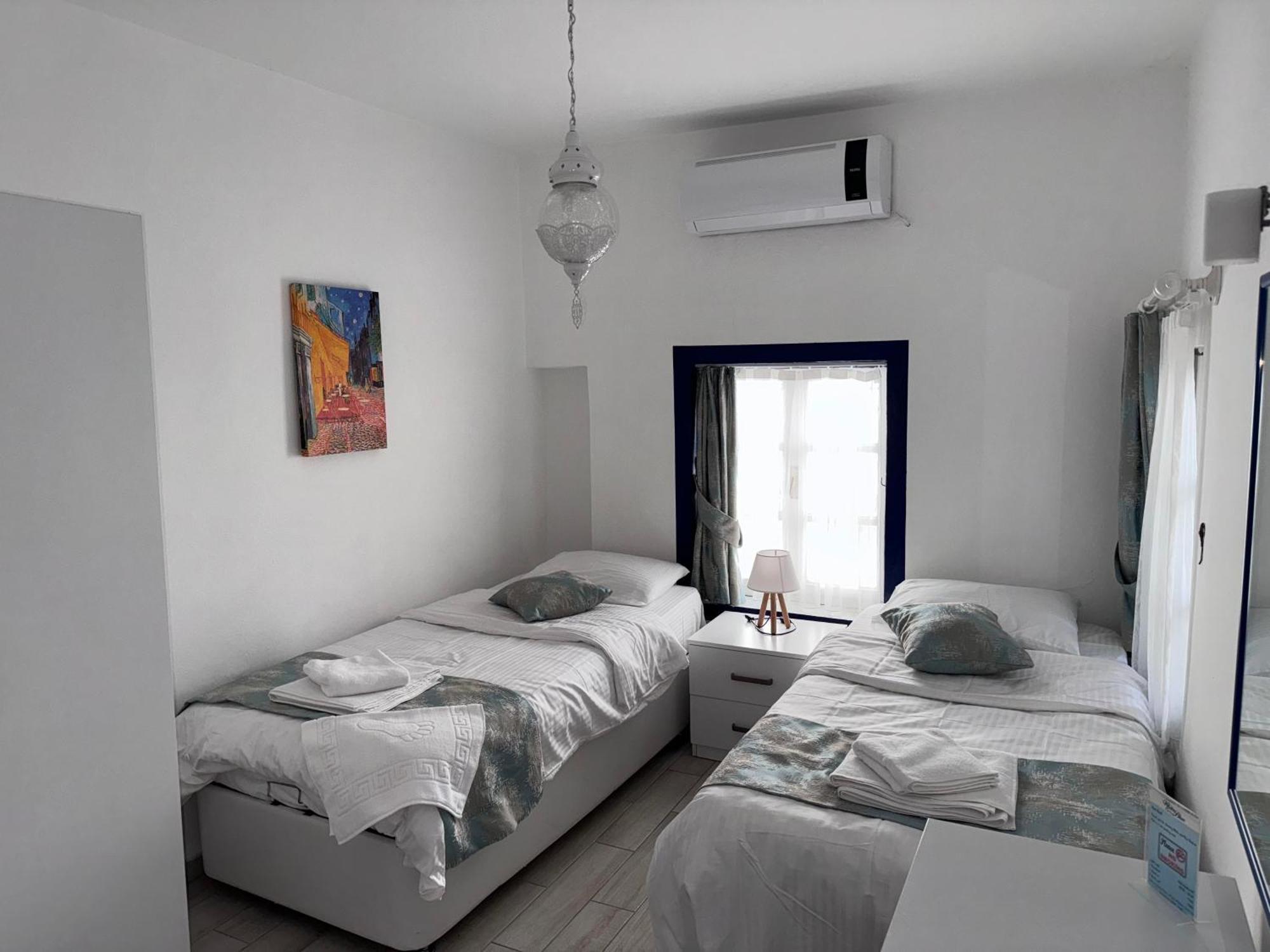 White And Blue Bodrum Bagian luar foto