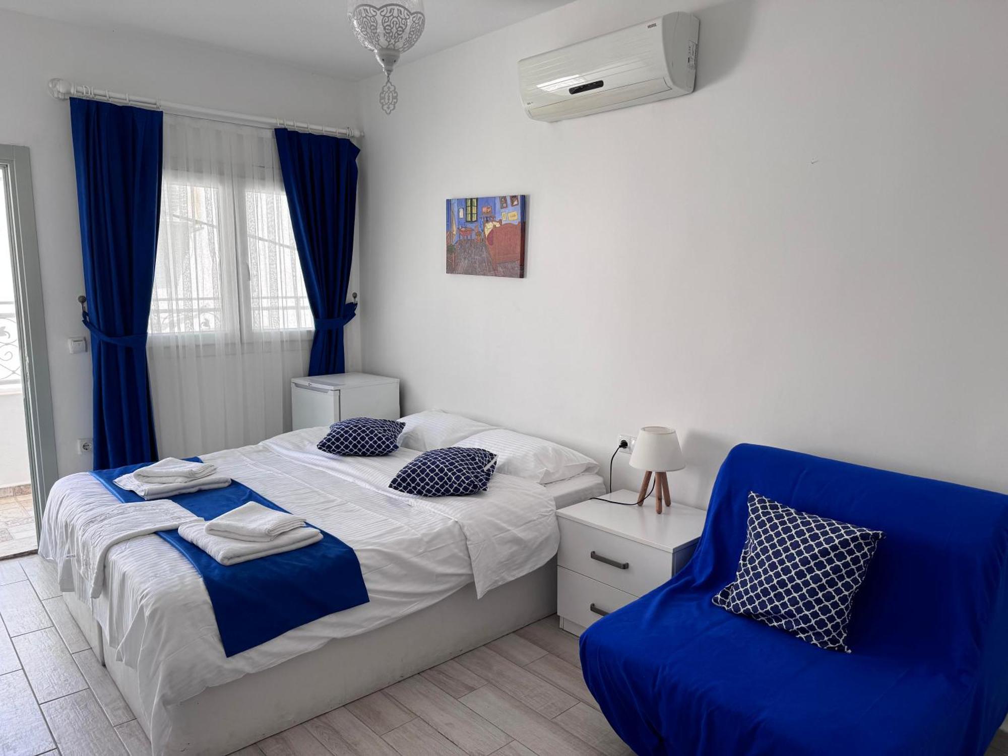 White And Blue Bodrum Bagian luar foto