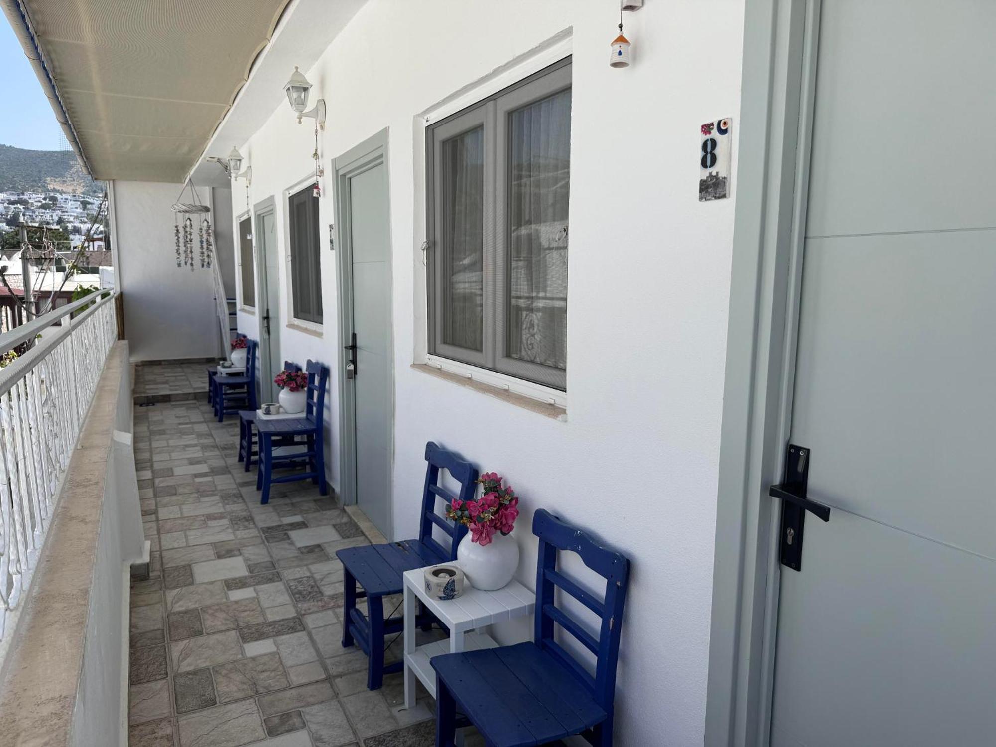 White And Blue Bodrum Bagian luar foto