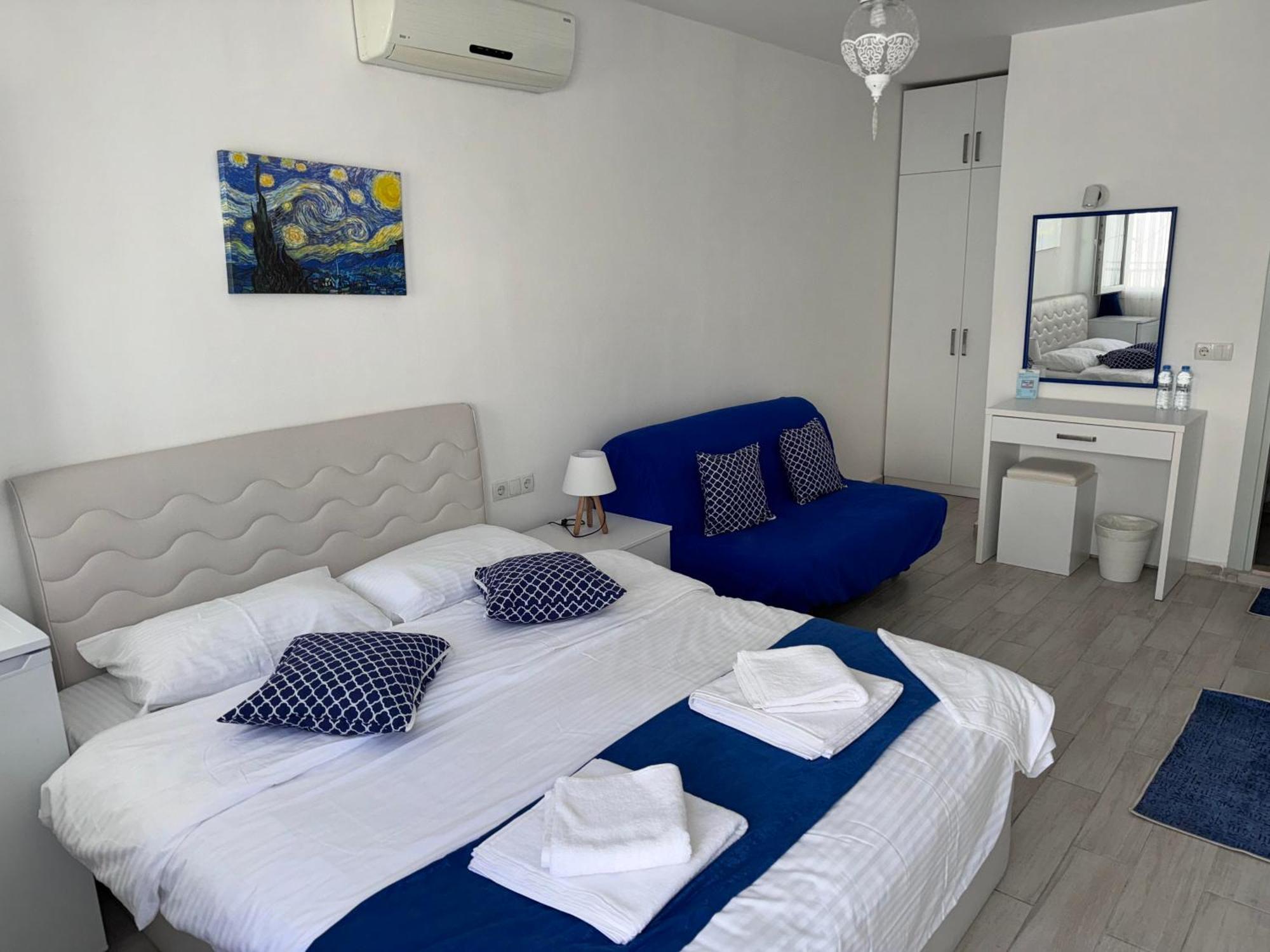 White And Blue Bodrum Bagian luar foto