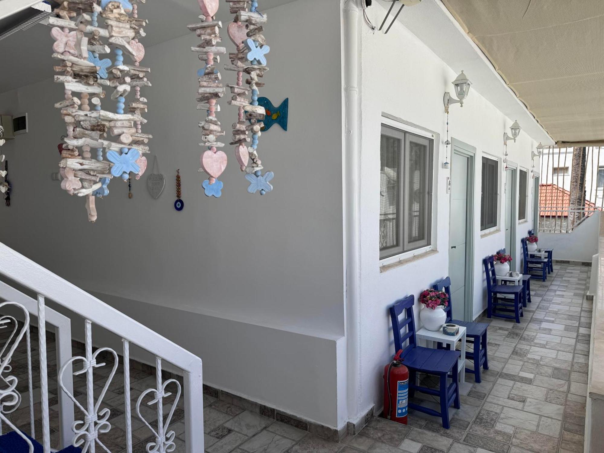 White And Blue Bodrum Bagian luar foto