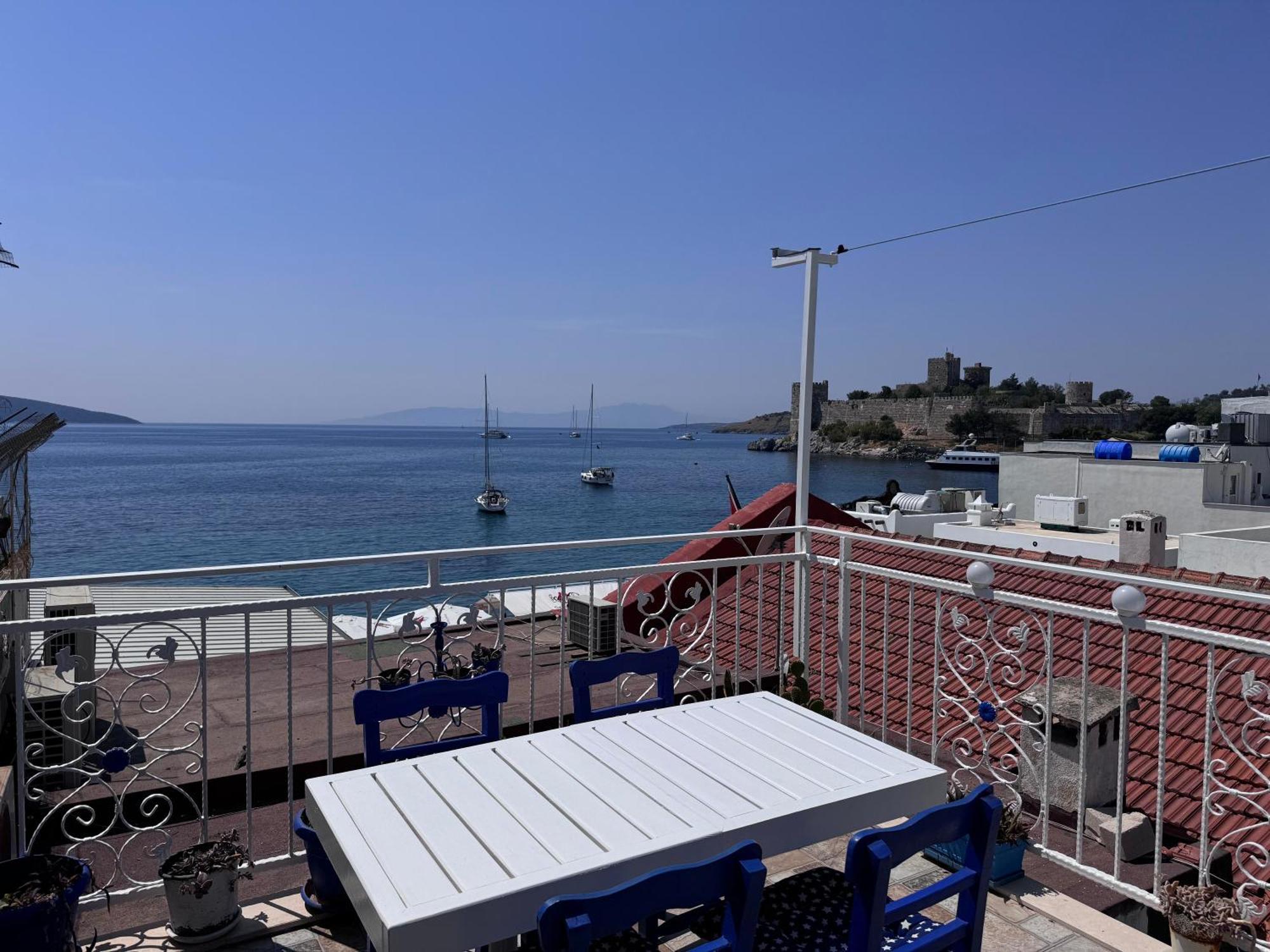 White And Blue Bodrum Bagian luar foto