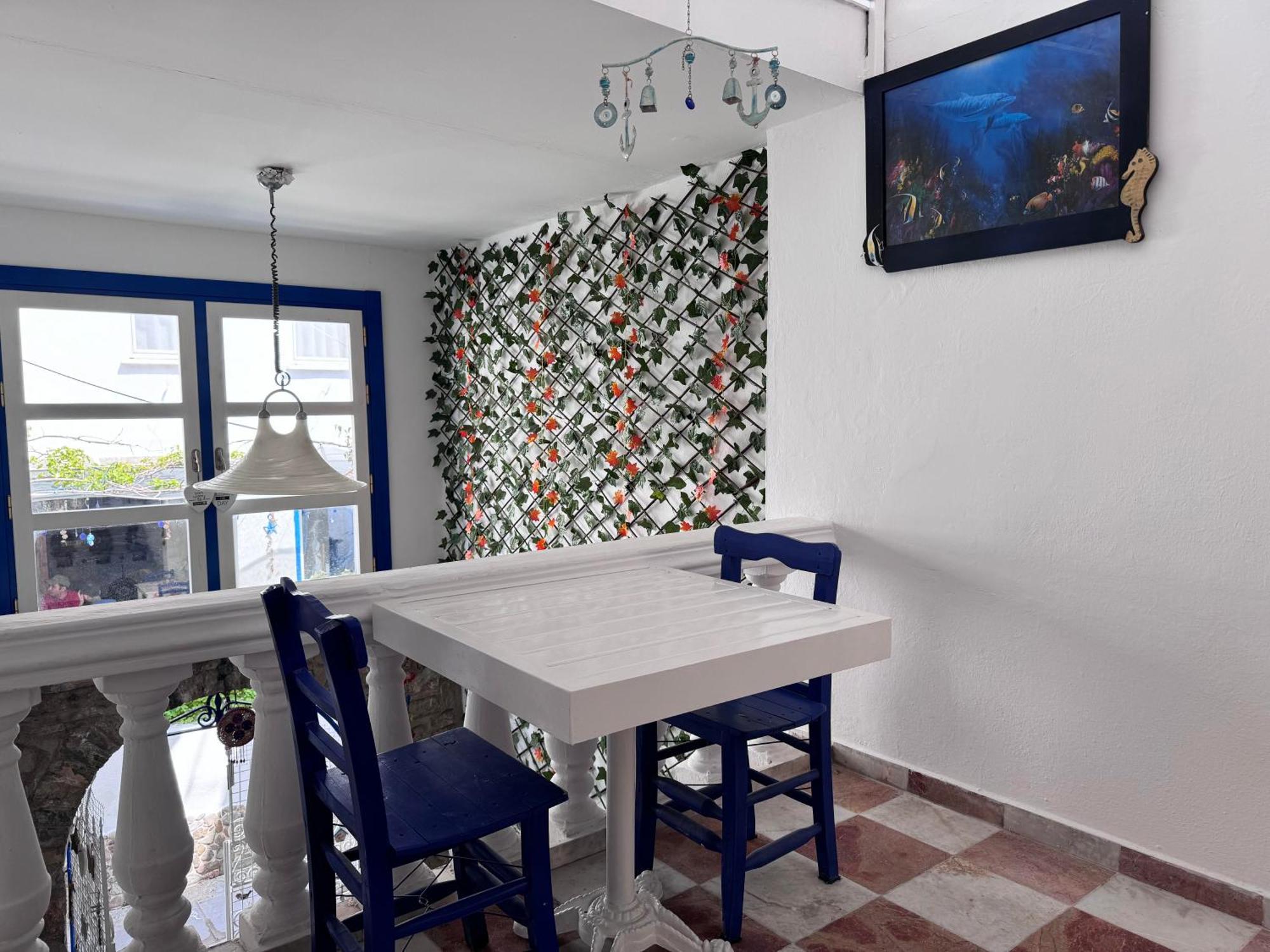 White And Blue Bodrum Bagian luar foto