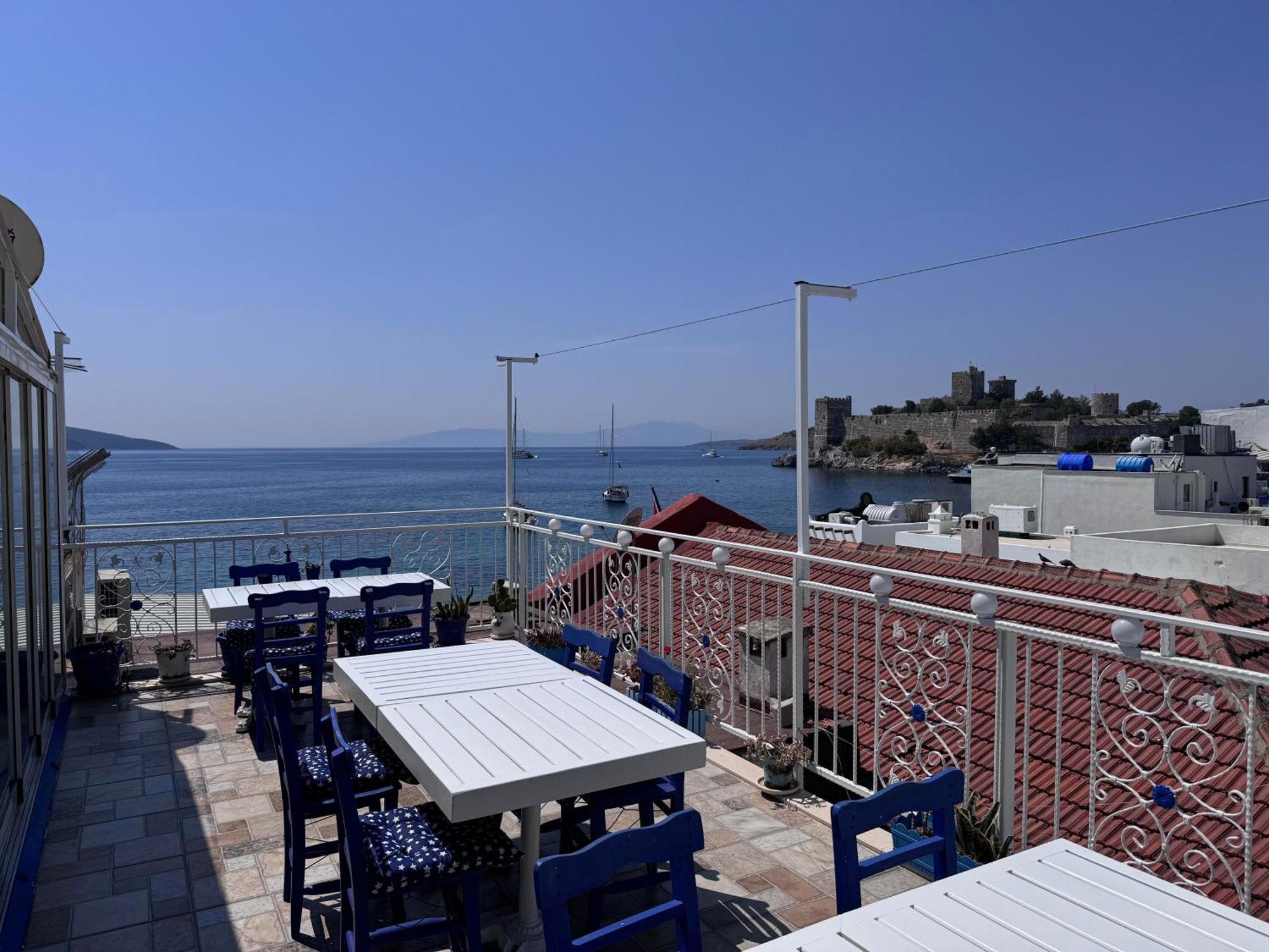 White And Blue Bodrum Bagian luar foto