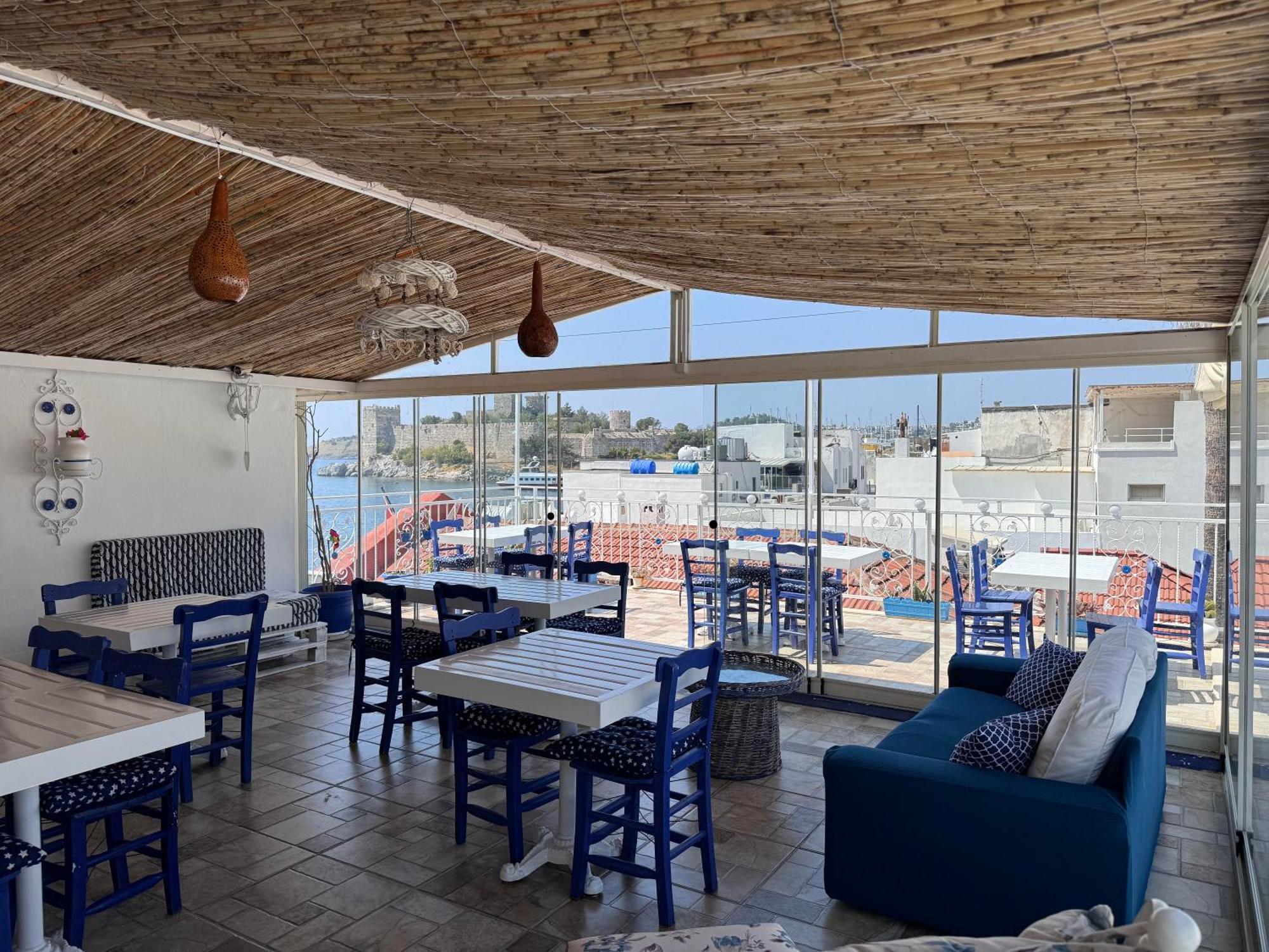 White And Blue Bodrum Bagian luar foto