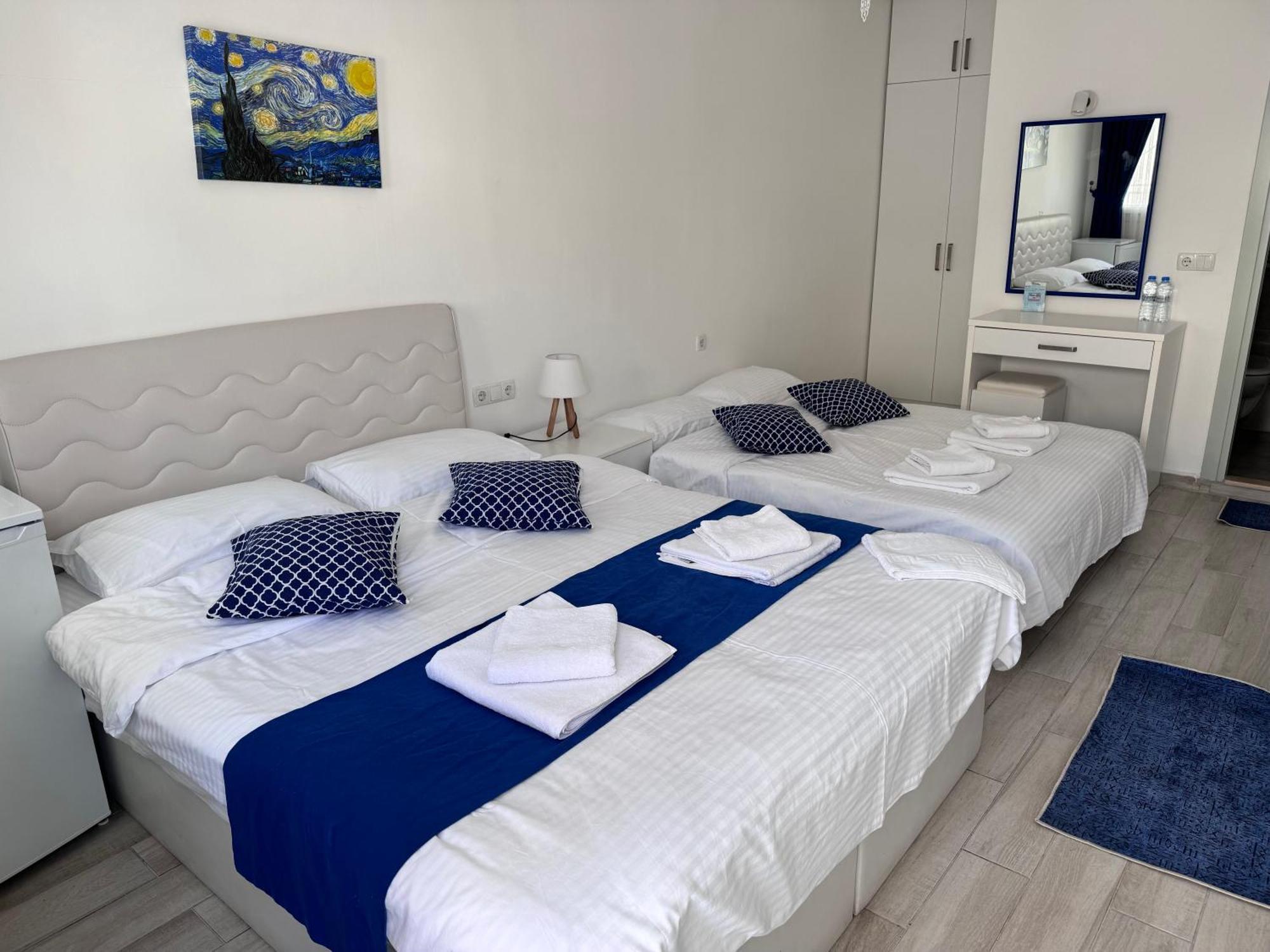 White And Blue Bodrum Bagian luar foto